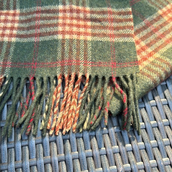 Woven in Ireland by John Hanly & Co LTD 100% Lambwool - Picture 3 of 3